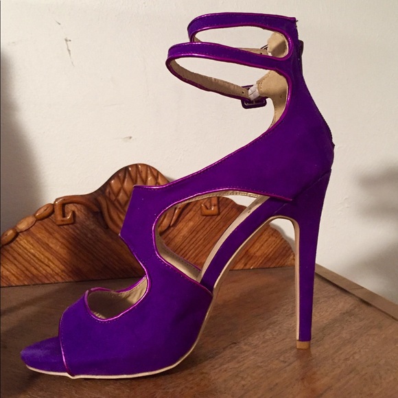 Dressy vegan suede heels with tiny pink piping. - Picture 2 of 5